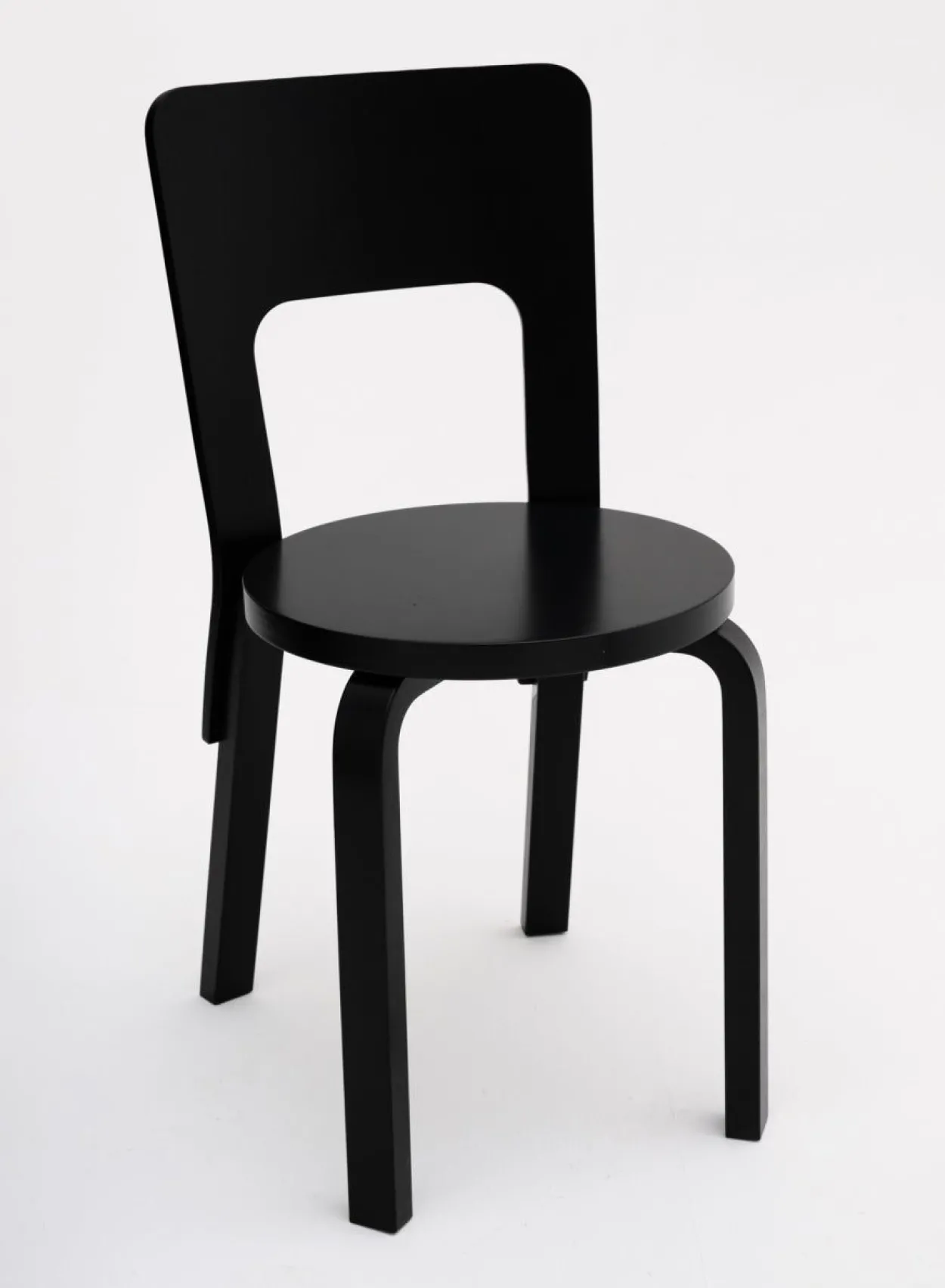 SUSAN BIJL Meubels^Chair 66, Legs Black, Seat Black - Artek