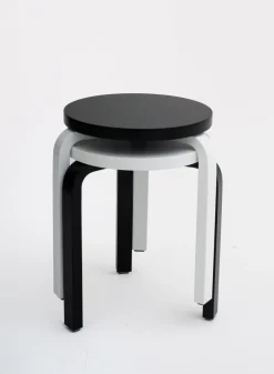 SUSAN BIJL Meubels^Stool 60, Legs Black, Seat White - Artek