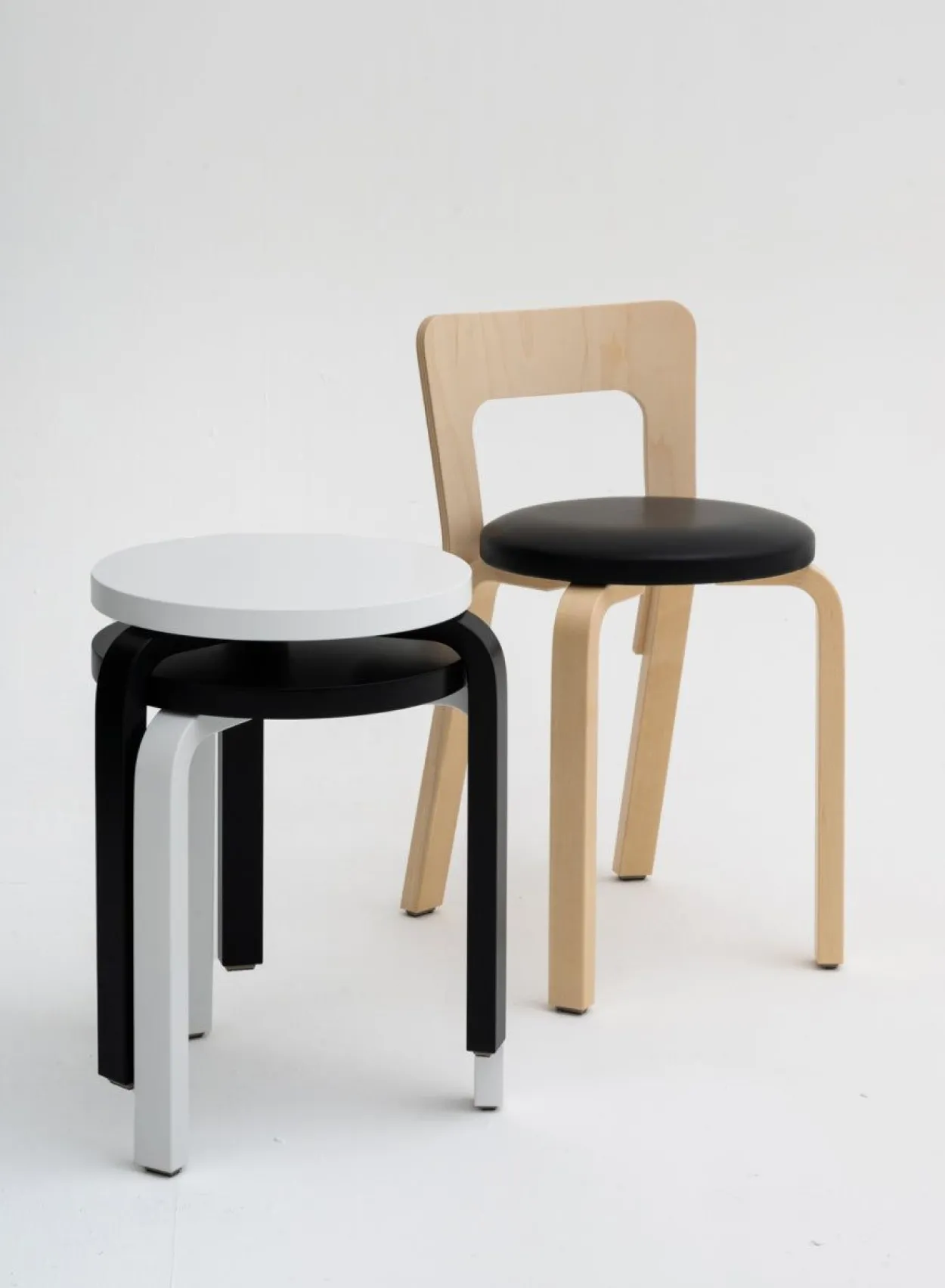 SUSAN BIJL Meubels^Stool 60, Legs Black, Seat White - Artek