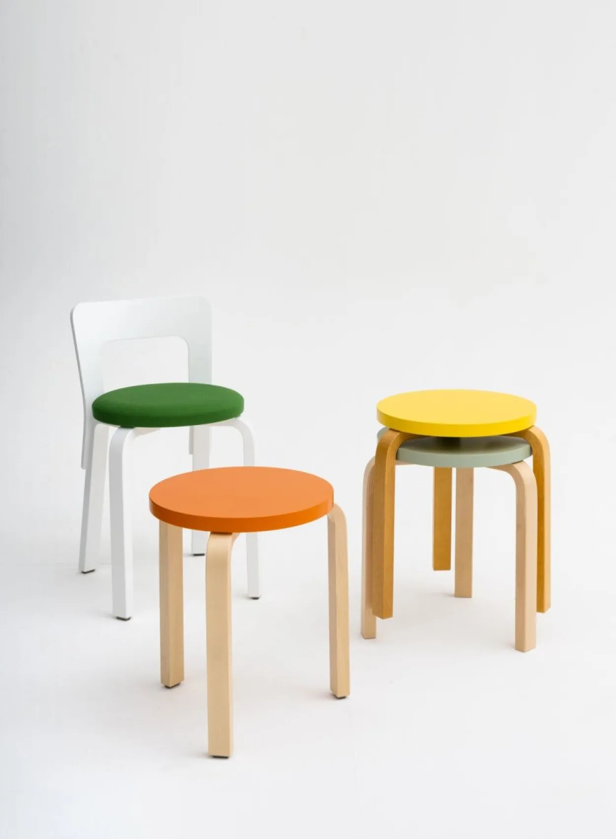SUSAN BIJL Meubels^Stool 60, Legs Honey, Seat Yellow - Artek