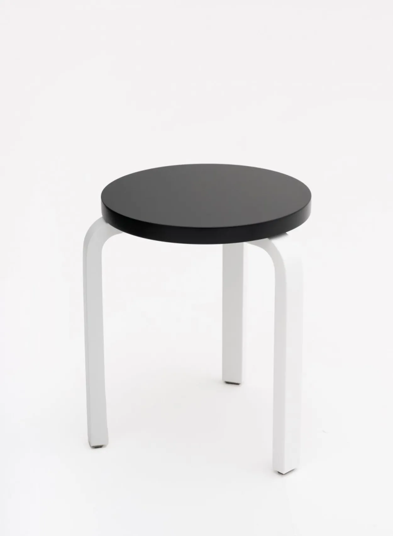 SUSAN BIJL Meubels^Stool 60, Legs White, Seat Black - Artek