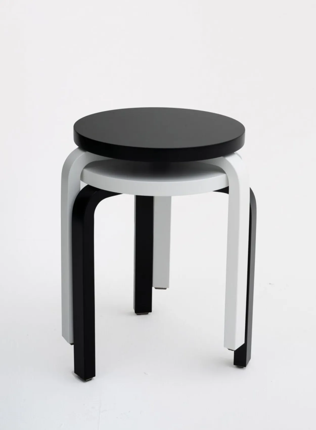 SUSAN BIJL Meubels^Stool 60, Legs White, Seat Black - Artek