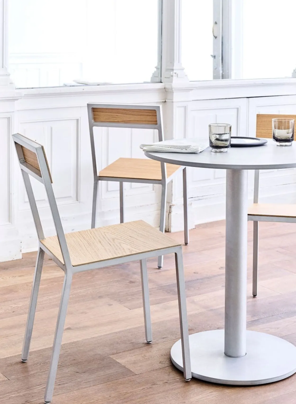 SUSAN BIJL Meubels^Table Round, Aluminium, S - Muller En Van Severen