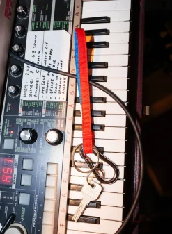 SUSAN BIJL The New Keychain^The New Keychain Red Alert & Wave